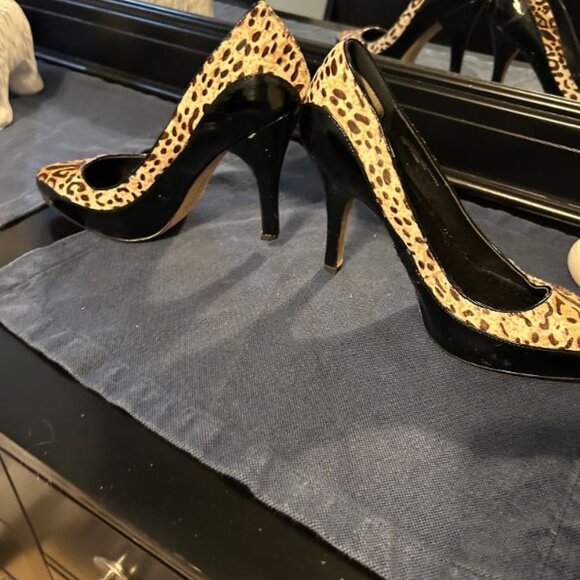 White House Black Market Women's 9 1/2M Leather Marigold Cheetah  Stilletto - Picture 2 of 6